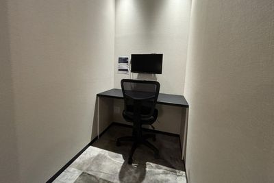 B2-3／ブース（半個室）ソロワークに必要なファシリティを全て完備したワークプレイスです。 - THE HUB 大阪本町