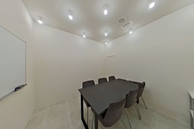駅チカ！【会議室1】ホワイトボード完備した会議室です。 - THE HUB 大阪本町