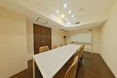 駅チカ！【会議室1】ホワイトボードを完備した会議室です。 - THE HUB 大阪江坂