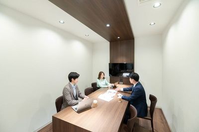 駅チカ!【会議室1】ホワイトボードやモニターを完備した会議室です。 - THE HUB 江坂南