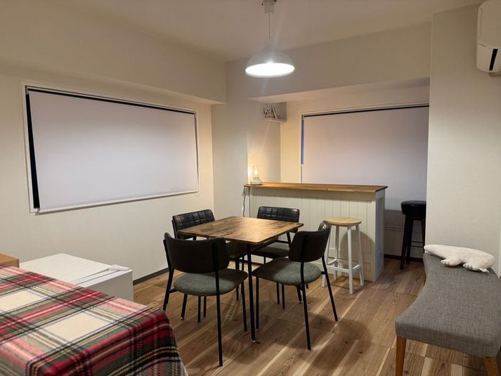 テーブル＆4人チェア、カントリーカウンター＆2人チェア、2人ミニソファ。全電灯。 - レンタルスペース　M・A・G（マグ）の室内の写真