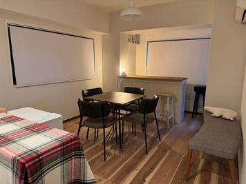 テーブル＆4人チェア、カントリーカウンター＆2人チェア、2人ミニソファ。2電灯。 - レンタルスペース　M・A・G（マグ）の室内の写真