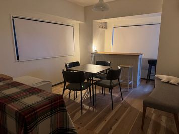 テーブル＆4人チェア、カントリーカウンター＆2人チェア、2人ミニソファ。1電灯。 - レンタルスペース　M・A・G（マグ）の室内の写真