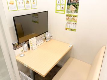 【池袋駅徒歩1分|24時間営業|12PSブース】防音完全個室/31.5型モニター/充電/web商談・面接・MTG・テレワーク等 - FEEEP 池袋東口店
