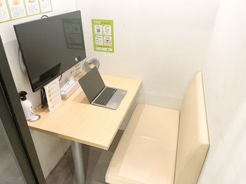 パソコン1台置いた時のイメージです。 - FEEEP 池袋東口店 FEEEP池袋東口店｜定員 1名完全個室｜部屋番号11(PS)の室内の写真