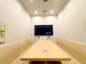 【池袋駅徒歩1分|24時間営業|13PGブース】最大6名/防音完全個室/高速Wi-Fi/55型モニター/会議・商談・面接・打合せ - FEEEP 池袋東口店
