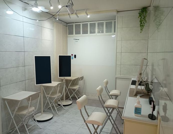 生野銀座商店街アーケード内「スマートレンタル」 大型タブレット25インチ超4台セット付未来型レンタルスペースの室内の写真