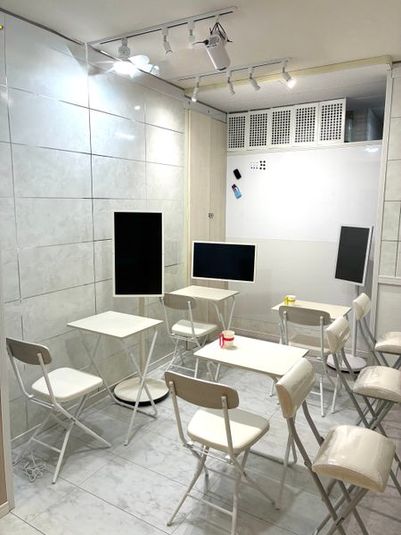 大型タブレット25インチ超4台セット付未来型レンタルスペース - 生野銀座商店街アーケード内「スマートレンタル」