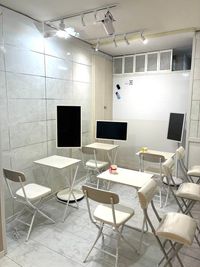 生野銀座商店街アーケード内「スマートレンタル」 大型タブレット25インチ超4台セット付未来型レンタルスペースの室内の写真