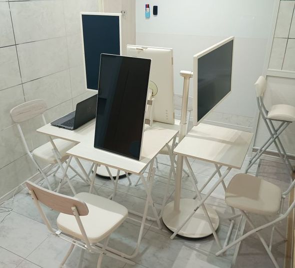 大型タブレット25インチ超4台セット付未来型レンタルスペース - 生野銀座商店街アーケード内「スマートレンタル」