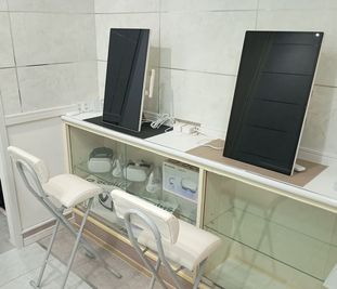 生野銀座商店街アーケード内「スマートレンタル」 大型タブレット25インチ超4台セット付未来型レンタルスペースの室内の写真