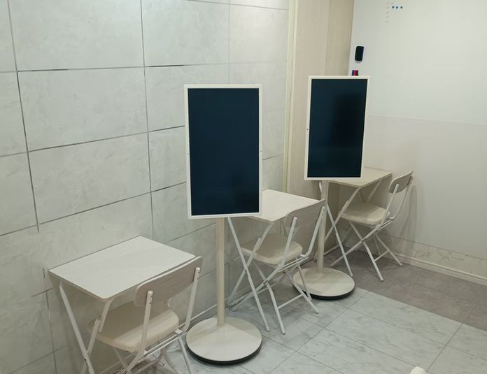 大型タブレット25インチ超4台セット付未来型レンタルスペース - 生野銀座商店街アーケード内「スマートレンタル」