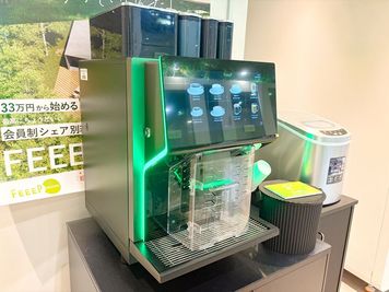 カフェマシーン設置。
コーヒー/アメリカン/カフェラテ/抹茶ラテ/ココア
※アメリカン以外アイスとホットあり - FEEEP 渋谷駅前ビル店 FEEEP渋谷駅前ビル店｜定員6名半個室｜部屋番号10(G)の設備の写真