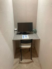 コンセント×２、UDBコンセント×１、ディスプレイモニター、室内照明　※膝掛けの貸し出しあります - YAMATO BASE 大和西大寺 コワーキング（EAST） 【１名】パーソナルブース羅城門☆高速Wi-Fi！ウェビナーに最適の室内の写真