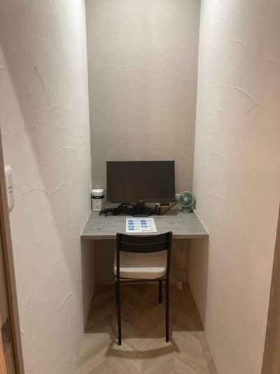 コンセント×２、UDBコンセント×１、ディスプレイモニター、室内照明　※膝掛けの貸し出しあります - YAMATO BASE 大和西大寺 コワーキング（EAST） 【１名】パーソナルブース羅城門☆高速Wi-Fi！ウェビナーに最適の室内の写真