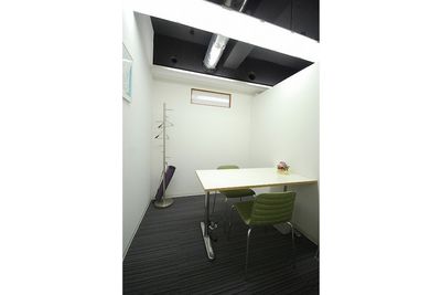 新宿レンタル会議室 SO! 3名用 小会議室の室内の写真