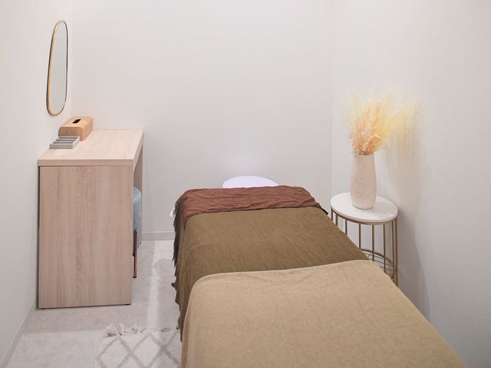 施術可能ベッド（1台） - SALON HIGORO SALON HIGORO 【野江店】の室内の写真