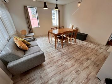 別館の2階。
親しい友人との集まりや、SNSの撮影にもどうぞ。
 - いいオフィス志津　by SAKULOUNGE MeetingRoom No.2（半個室）の室内の写真