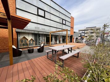 国道296号線沿いにあります。
ウッドデッキが目印です。 - いいオフィス志津　by SAKULOUNGE MeetingRoom No.1（半個室）の外観の写真