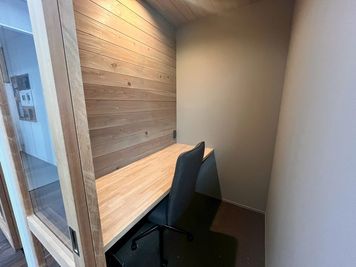 【志津駅北口から徒歩5分】Web会議・作業に最適｜1名用テレカンブース（半個室） №2 - いいオフィス志津　by SAKULOUNGE