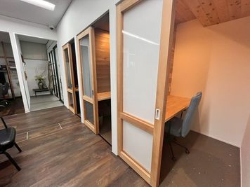 【志津駅北口から徒歩4分】Web会議・作業に最適｜1名用テレカンブース（半個室） №1 - いいオフィス志津　by SAKULOUNGE