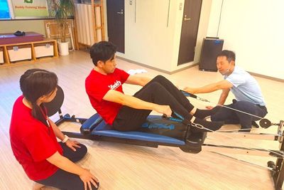 トレーニングマシンや筋トレグッズも貸出し可能です。 - 明舞第二センタービル Buddy Training Studioの設備の写真