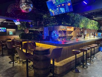 ダーツ＆カラオケ アミューズメントバー鶴千 新宿歌舞伎町ダーツ＆カラオケ アミューズメントバー鶴千の室内の写真
