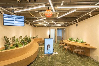 ラウンジ - アットビジネスセンター青山一丁目（旧　シェア会議室青山） 303号室（初期配置：机やイスは隅に寄せてありますの入口の写真