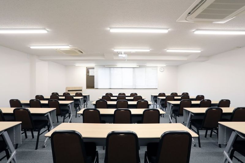 304号室(初期配置:机やイスは隅に寄せてあります) - アットビジネスセンター青山一丁目(旧 シェア会議室青山)