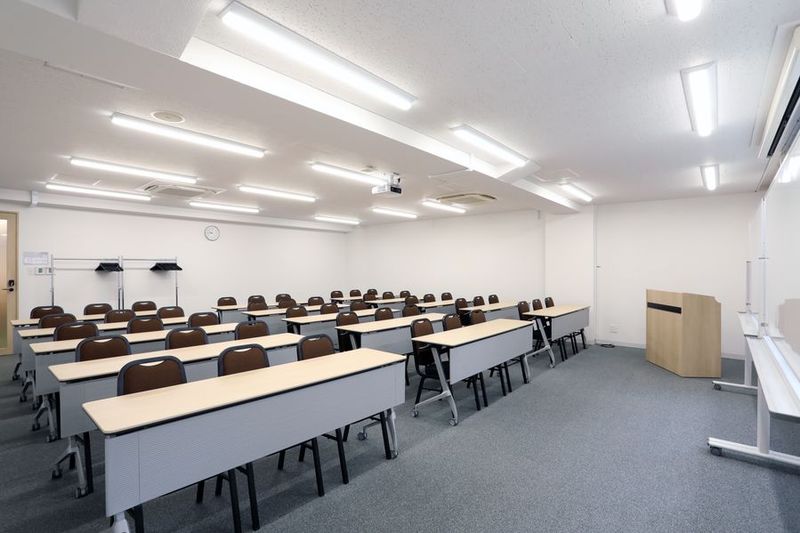 304号室(初期配置:机やイスは隅に寄せてあります) - アットビジネスセンター青山一丁目(旧 シェア会議室青山)