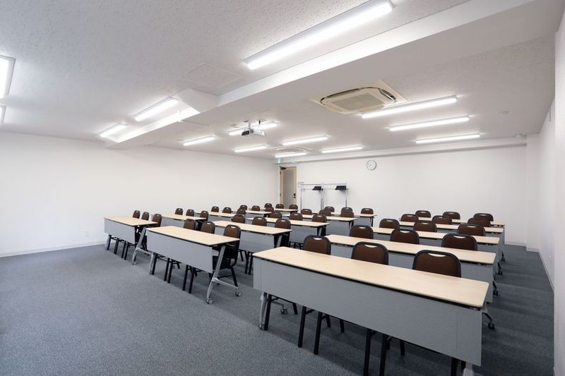304号室(初期配置:机やイスは隅に寄せてあります) - アットビジネスセンター青山一丁目(旧 シェア会議室青山)