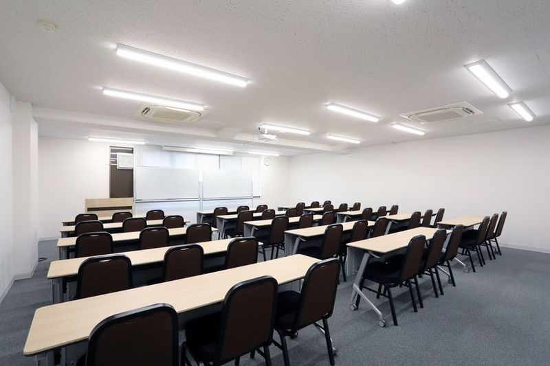 304号室(初期配置:机やイスは隅に寄せてあります) - アットビジネスセンター青山一丁目(旧 シェア会議室青山)