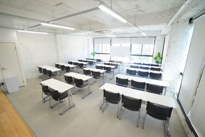 机と椅子が並んでいる会議室仕様がデフォルトです。
撮影等で机や椅子を動かした場合は、必ず並べ直してください。 - 【ラルゴ会議室】 ラルゴ会議室　商用撮影プランの室内の写真