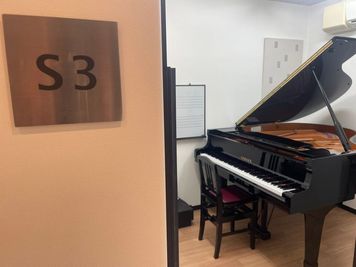 S3部屋はグランドピアノが1台入ったお部屋です。 - ユニスタイル小手指 ピアノ防音部屋 S3番教室の室内の写真