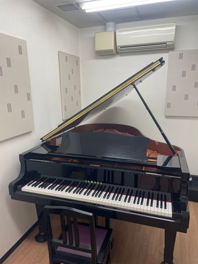 ヤマハグランドピアノC3、足台もご利用いただけます。 - ユニスタイル小手指 ピアノ防音部屋 S4番教室の室内の写真
