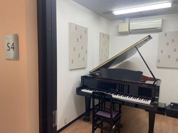 S4部屋はグランドピアノが1台入ったお部屋です。 - ユニスタイル小手指 ピアノ防音部屋 S4番教室の室内の写真