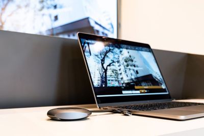 必要な機能を1台に集約したオールインワンミーティングボード（プレゼンテーション） - TOYOHOTEL 貸し会議室A・B室（全室）の設備の写真