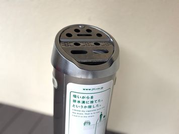 スモーキングエリア（雨天時もご利用可能な屋外喫煙スペース） - TOYOHOTEL 貸し会議室A・B室（全室）の室内の写真