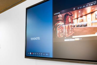 必要な機能を1台に集約したオールインワンミーティングボード（電子ホワイトボード） - TOYOHOTEL 貸し会議室A・B室（全室）の設備の写真