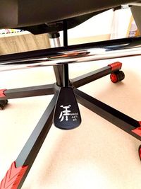 レンタルスペースモモ 疲れ集中新品イス。2畳の小さな作業スペースの室内の写真