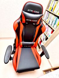 レンタルスペースモモ 疲れ集中新品イス。2畳の小さな作業スペースの室内の写真