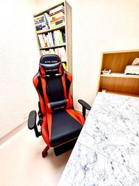 集中できる静かな作業スペース。
デスク・椅子・Wi-Fi完備で、PC作業や勉強に最適です。
ゆったり使える落ち着いた環境です。 - レンタルスペースモモ 疲れ集中新品イス。2畳の小さな作業スペースの室内の写真