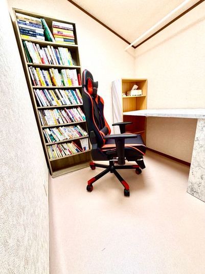 新品イス。2畳の小さな作業スペース - レンタルスペースモモ