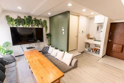 【渋谷駅 徒歩5分程】渋谷駅近の貸会議室✨WIFI📶WEB会議・65㌅テレビモニター🍃面談💻MTG・打ち合わせ★勉強会◎ - Relax one 渋谷円山