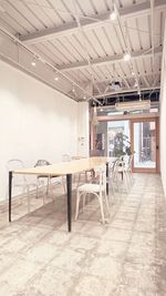 通りに面していて、ガラス面が大きいためふらっと中に入りやすい構成です。外に看板を出してポップアップストアを展開される方が多いです。 - Studio SOIL STUDIO SOIL A（31㎡ 1F）の室内の写真