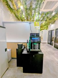 カフェマシン設置。
コーヒー/アメリカン/カフェラテ/抹茶ラテ/ココア
※アメリカン以外アイスとホットあり - FEEEP 新宿西口店 FEEEP新宿西口店｜定員 1名半個室｜部屋番号6(S)の設備の写真