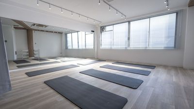 ヨガやピラティス、フィットネスに - レンタルスタジオ the fit 堺東 ヨガ・ピラティス・フラダンス・整体スタジオ the fit 堺東の室内の写真