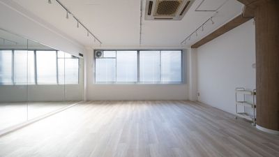 自然光がたっぷり入り、明るく開放的な空間 - レンタルスタジオ the fit 堺東 ヨガ・ピラティス・フラダンス・整体スタジオ the fit 堺東の室内の写真