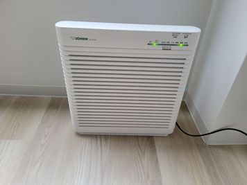 空気清浄機を常時稼働。使いやすい空間づくりに尽力しております(2026年3月) - レンタルスタジオ the fit 堺東 ヨガ・ピラティス・フラダンス・整体スタジオ the fit 堺東の設備の写真