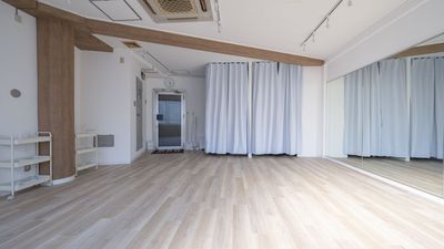 2つの更衣室で男女やグループの着替えも快適 - レンタルスタジオ the fit 堺東 ヨガ・ピラティス・フラダンス・整体スタジオ the fit 堺東の室内の写真